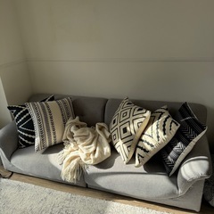 グレーのソファ2〜3人掛け、クッション　3000円の画像