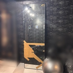 ハンガーラックと全身鏡の画像