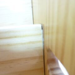 ①未使用/新品　訳あり特価　絵本ラック 3段 完成品 幅70cm 天然パイン材 面取り おもちゃ箱 ディスプレイ収納 ナチュラル　定価15,999円の品　アウトレットの画像