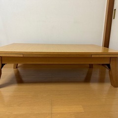 伸縮して拡張できるどっしりしたテーブルの画像