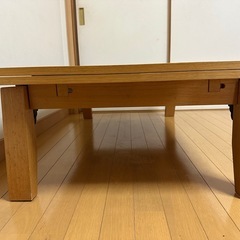 伸縮して拡張できるどっしりしたテーブルの画像