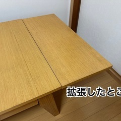 伸縮して拡張できるどっしりしたテーブルの画像