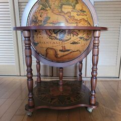 地球儀型ワインスタンドの画像