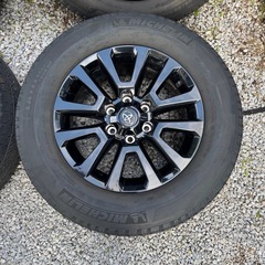 ランドクルーザープラド70周年記念モデルタイヤホイールの画像