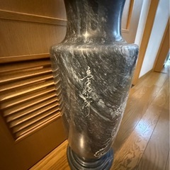 黒い大理石の大きな壺、虎の彫り柄の画像