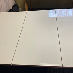 ダイニングテーブルの画像