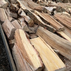 在庫ラスト未乾燥ナラ、薪、軽トラあおり高さくらいの量2台半の量価格の画像