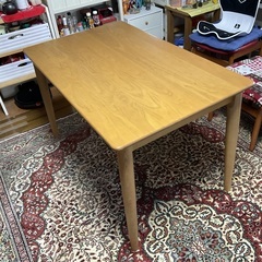 ナチュラルなダイニングテーブルの画像