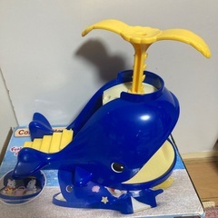 シルバニアファミリー 家具と青いミニバンセットの画像