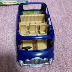 シルバニアファミリー 家具と青いミニバンセットの画像