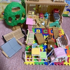 シルバニアファミリー 家具と青いミニバンセットの画像