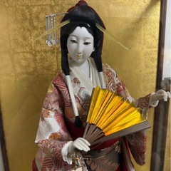 赤い着物の日本人形の画像