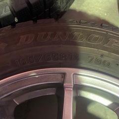 アルミホイル付きスタッドレスタイヤの画像