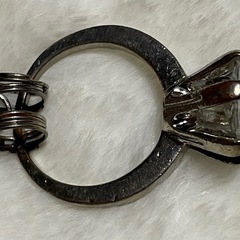 指輪のようなデザインのキーリングの画像