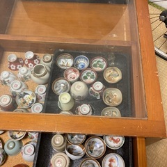 テーブル型ケースと九谷焼のお猪口の画像