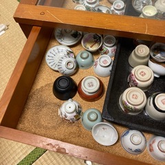 テーブル型ケースと九谷焼のお猪口の画像