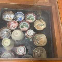 テーブル型ケースと九谷焼のお猪口の画像