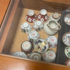 テーブル型ケースと九谷焼のお猪口の画像