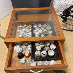 テーブル型収納ケース時九谷焼のお猪口の画像