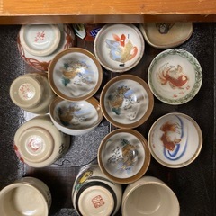 テーブル型収納ケース時九谷焼のお猪口の画像