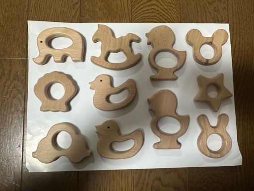 ハンドメイド　　木製モチーフ クローバーモチーフの木彫りのピアス 材は沖縄西表島産の相思樹です 