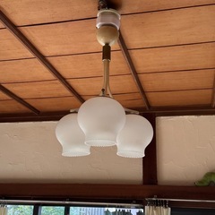 レトロなすずらん型のペンダントライトの画像