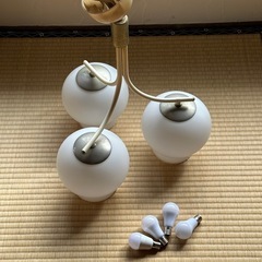 レトロなすずらん型のペンダントライトの画像