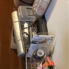 一人暮らし用その1(テーブル一式、ハンガーラック、フロアライト、扇風機、ブラインドなど)の画像