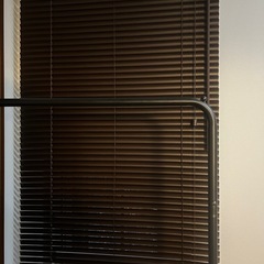 一人暮らし用その1(テーブル一式、ハンガーラック、フロアライト、扇風機、ブラインドなど)の画像