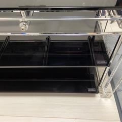 ガラス製テレビ台の画像