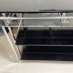 ガラス製テレビ台の画像
