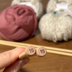 編み物−  毛糸と編み針の画像