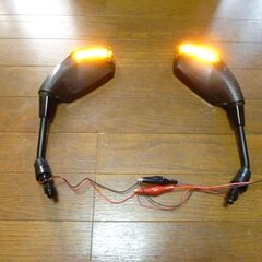 PCX他バイクミラーカーボン模様LED付き ウインカー 左右セット右10mm 逆ネジ 左10mm 正ネジに汎用 ホンダ スズキ カワサキ汎用　の画像