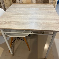 テーブル、イスの画像