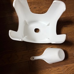 お風呂の椅子と水かけるやつの画像