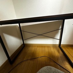 デスク、椅子、LEDライトの画像