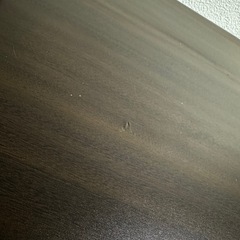 デスク、椅子、LEDライトの画像