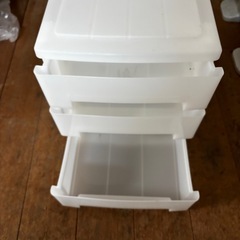 三段の引き出しの画像