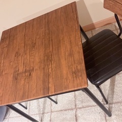 ダイニングテーブルと椅子2つの画像