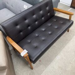 リサイクルショップどりーむ天保山店　No5372 ２人掛けソファ　レザー　合成皮革　ウッドフレーム　シックなデザイン🎵の画像