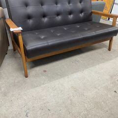 リサイクルショップどりーむ天保山店　No5372 ２人掛けソファ　レザー　合成皮革　ウッドフレーム　シックなデザイン🎵の画像