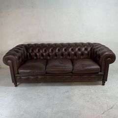 ◆🔶送料無料・設置無料有り🔶◆本革 チェスターフィールド風ソファ 3人掛け ダークブラウン 総革 クラシック 英国調 ヴィンテージ レザーソファ 家具の画像
