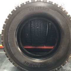 札幌発 引取OK BS W900 275/70R22.5 148/145J 22.5インチ トラックタイヤ スタッドレス 4本 24年製 バリ溝 大型　(STT093)の画像