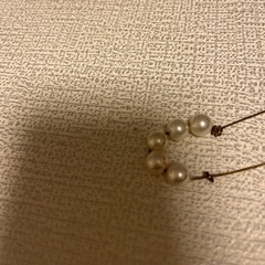 フェイクパールのネックレスとイヤリングの画像