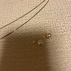 フェイクパールのネックレスとイヤリングの画像