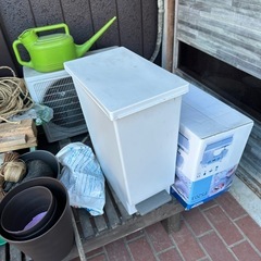 布団毛布　ミシン　ゴミ箱　鉢たくさん　レゴおもちゃの画像