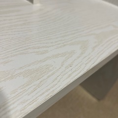 白色デスクの画像