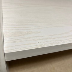 白色デスクの画像