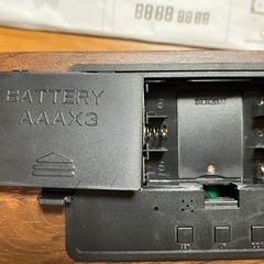 ワイヤレス充電機能付き電子時計の画像