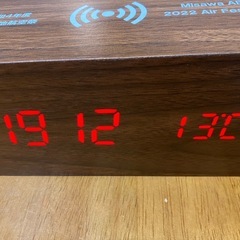 ワイヤレス充電機能付き電子時計の画像